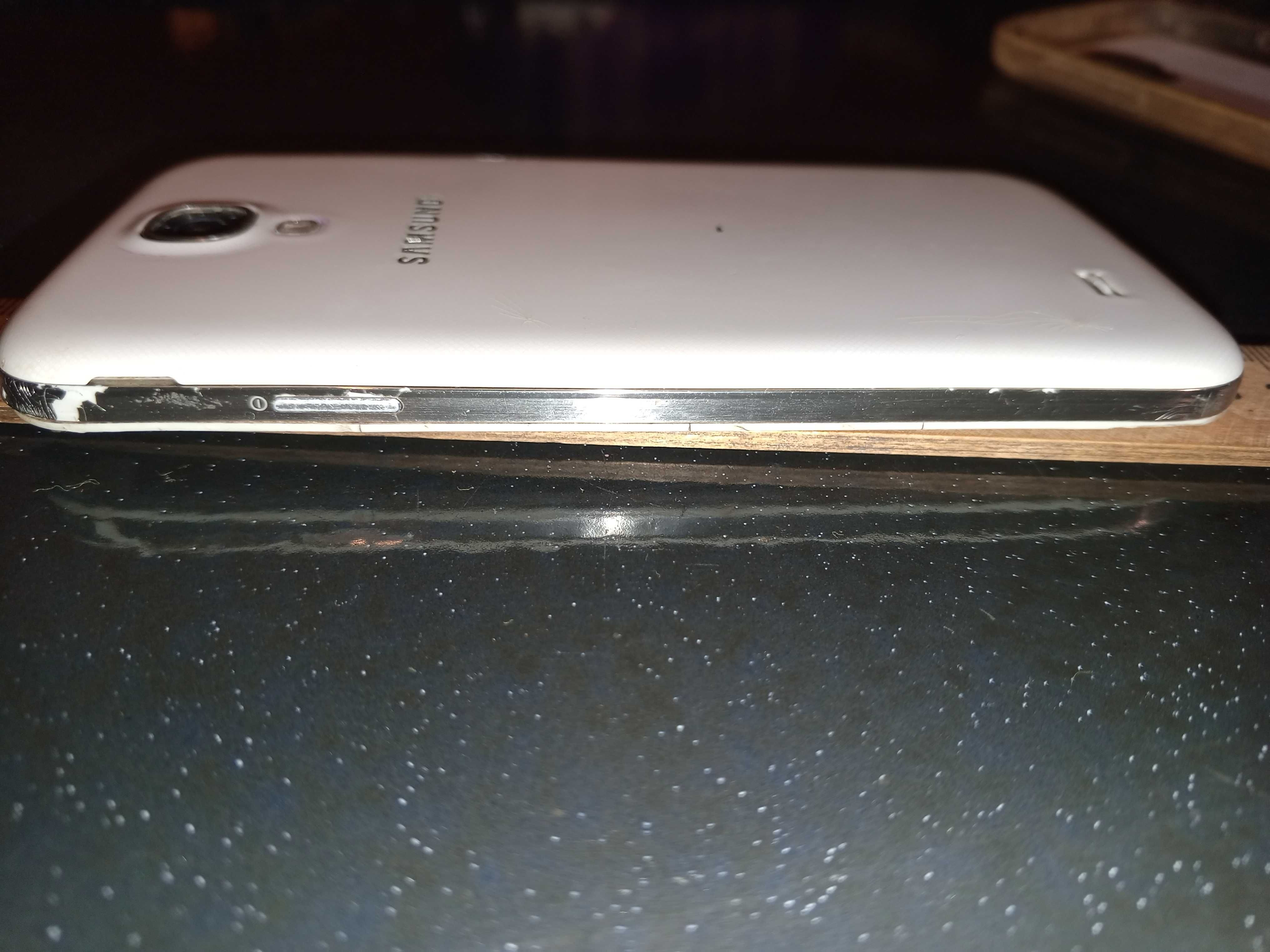 Мобильный телефон SAMSUNG GT-I9505 на запчасти.