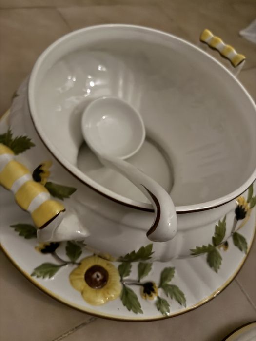 Terrina de sopa com prato e colher