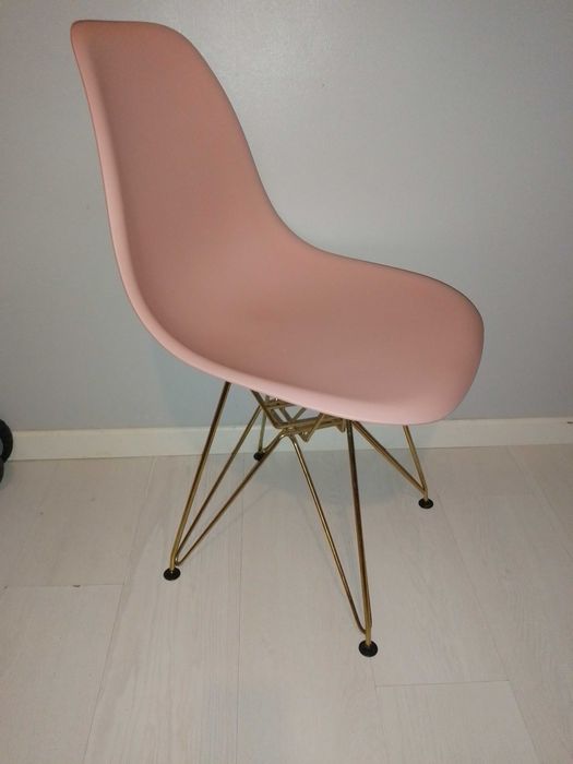 Cadeira, decoração e roupa de cama tons de branco, preto e rosa