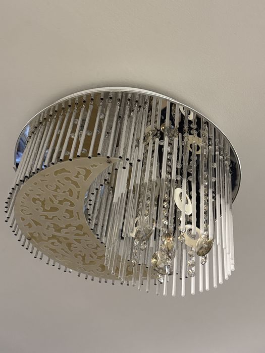 Срочно Продам красивую модную люстру