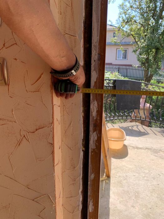 Двері вхідні деревʼяні
