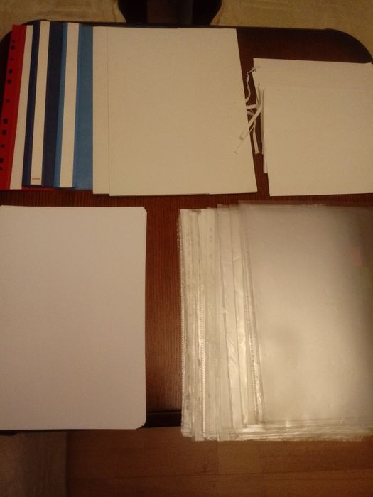 Papier ksero A4 -30 szt, teczki biurowe: foliowe 4 szt,,wiązane 2 szt
