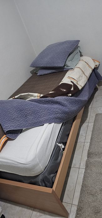 Cama solteiro com 1 colchão