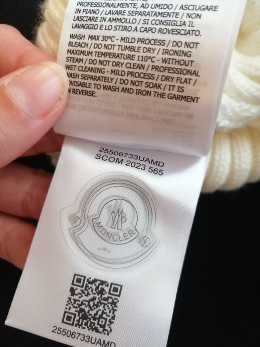 Piękna oryginalna czapka Moncler!