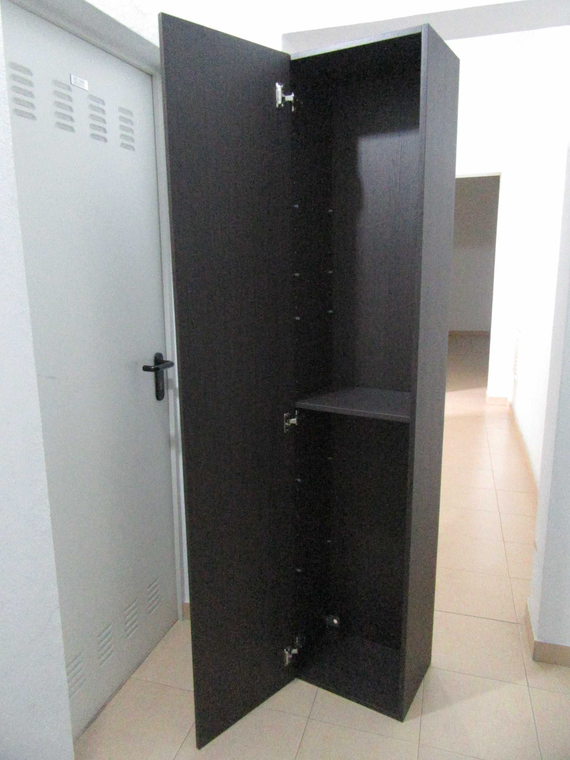 Móvel Alto Ikea com Prateleiras de Vidro