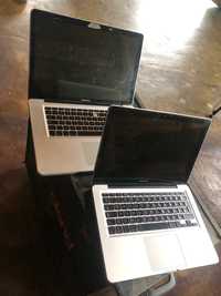 Dwa MacBooki na cześći