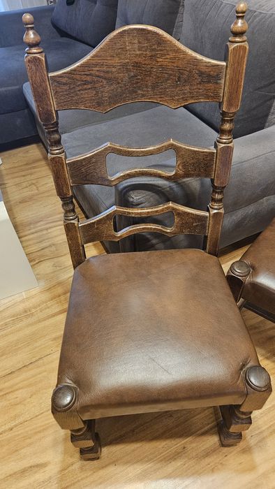 3 solidne drewniane krzesła, skórzane obicie