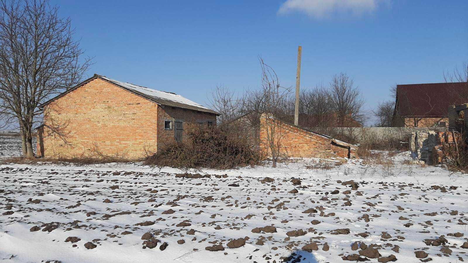 Продам земельну ділянку з недобудованим будинком в с. Підлозці 0,25 га