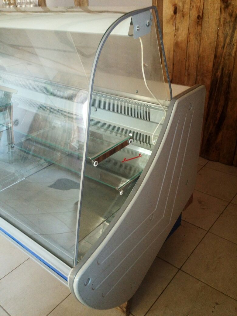 Продаю ветрину холодильник использовалась под кондитерку