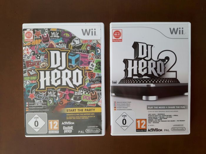 Wii - Jogo DJ Hero 1 e DJ Hero 2 + Mesa de Mistura / Controlador DJ
