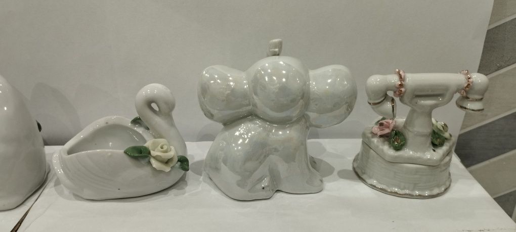 5 Figurki ceramiczne w kolorze białym łabędzie flakonik telefon z PRLu
