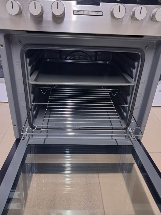 Широка електрична плита Аmica з  духовою шафою на 65л та шириною 60 см