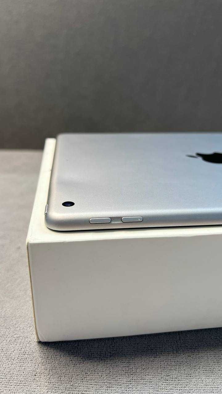 Айпад iPad 2018, 32 ГБ Wi-Fi Silver в гарному стані гарантія 6 місяців