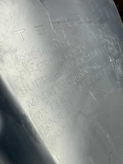 Тесла Y Model Y Тесла У підкрилок передній правий!