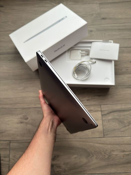 Продам Apple Macbook Air 13-inch M1 2020 256GB