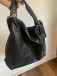 Czarna torebka Furla