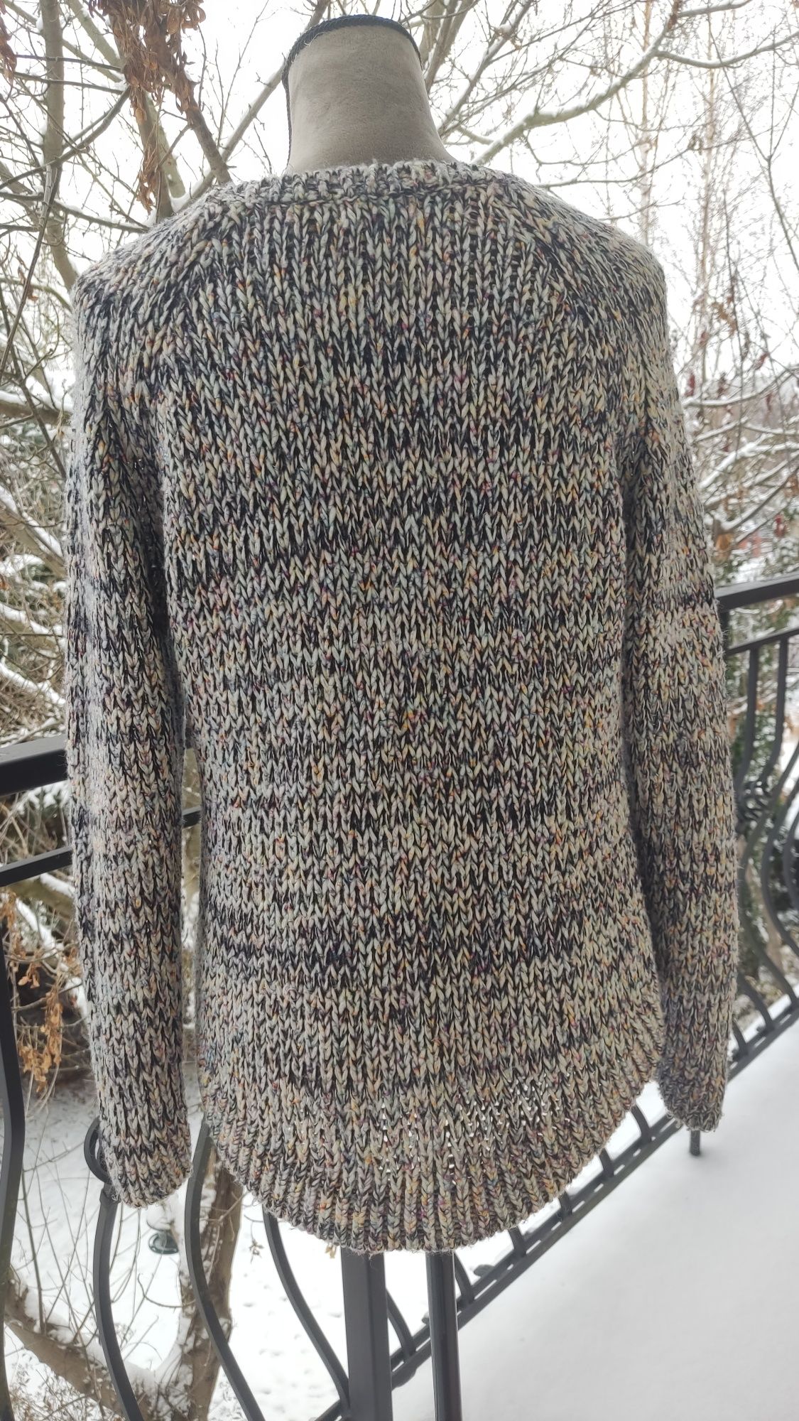 Piękny sweter z dzianiny rozmiar M