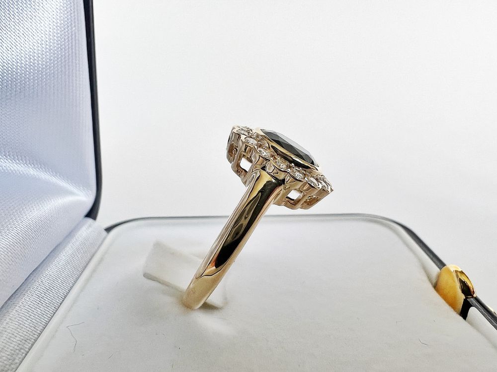 Nowy złoty pierścionek z szafirem 1.7 Ct i diamentami 0.32 Ct