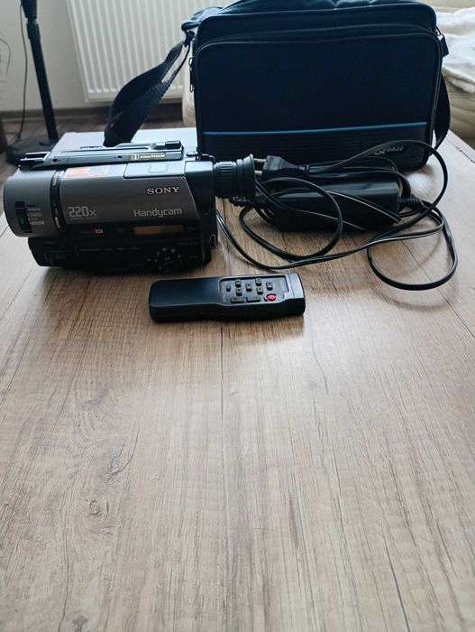 Kamera Sony Handycam CCD-TR640E analogowa z lat 90