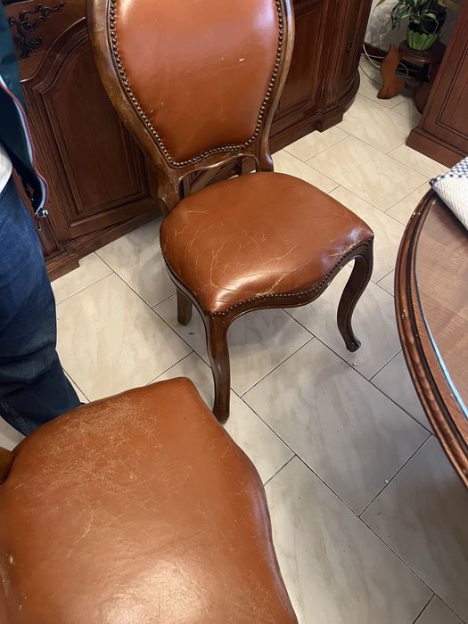 Mesa de sala e cadeiras