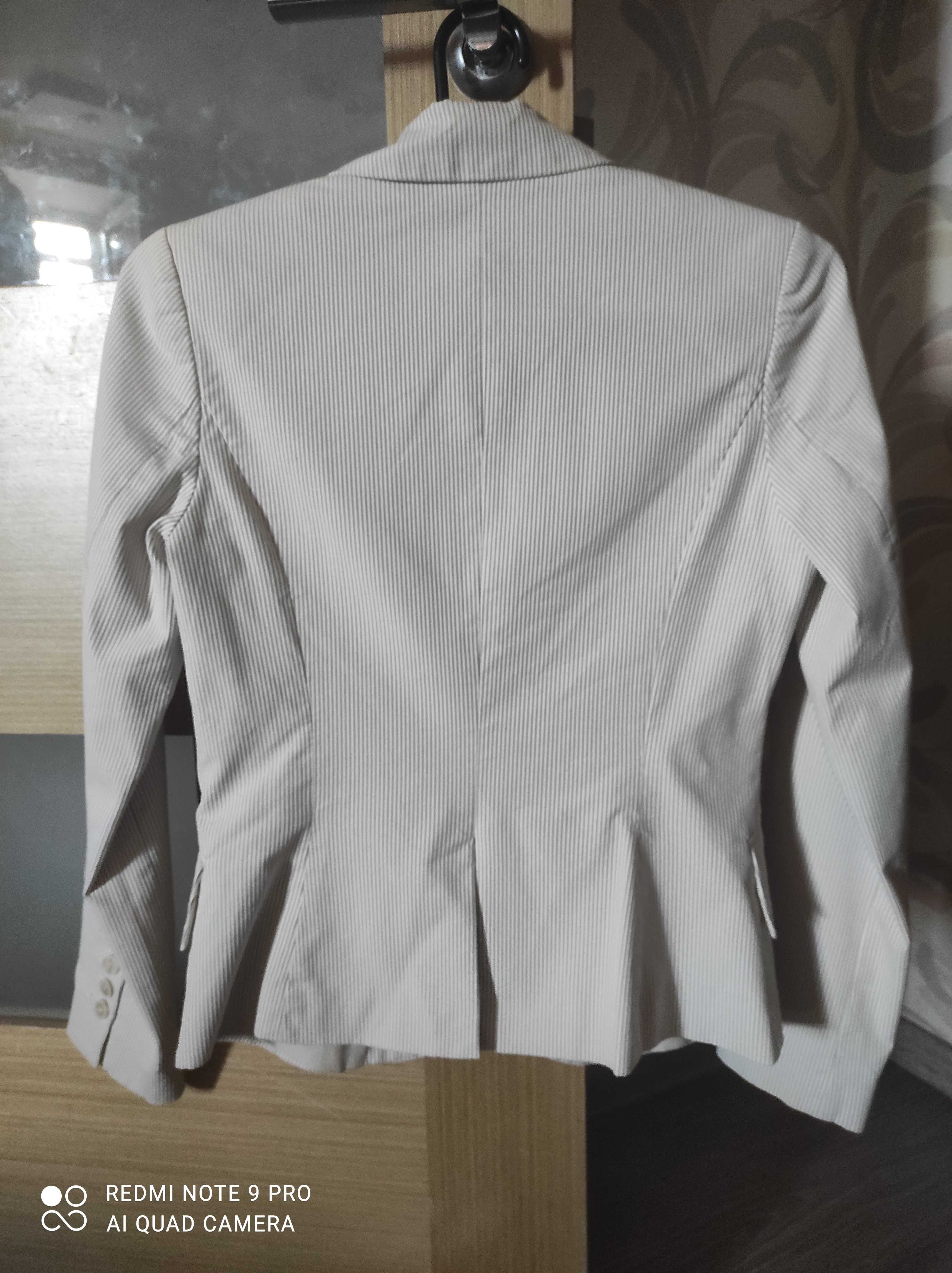 Белый пиджак в серую полоску, без дефектов, размер М