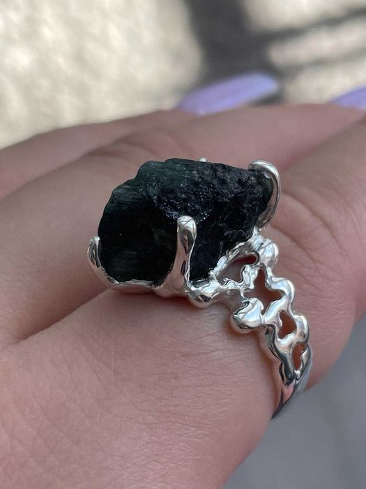 Кольцо с черным турмалином , серебро 925 пробы, размер 18.5