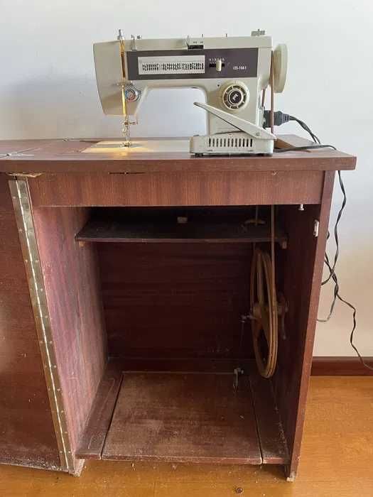 Máquina de Costura Oliva com móvel