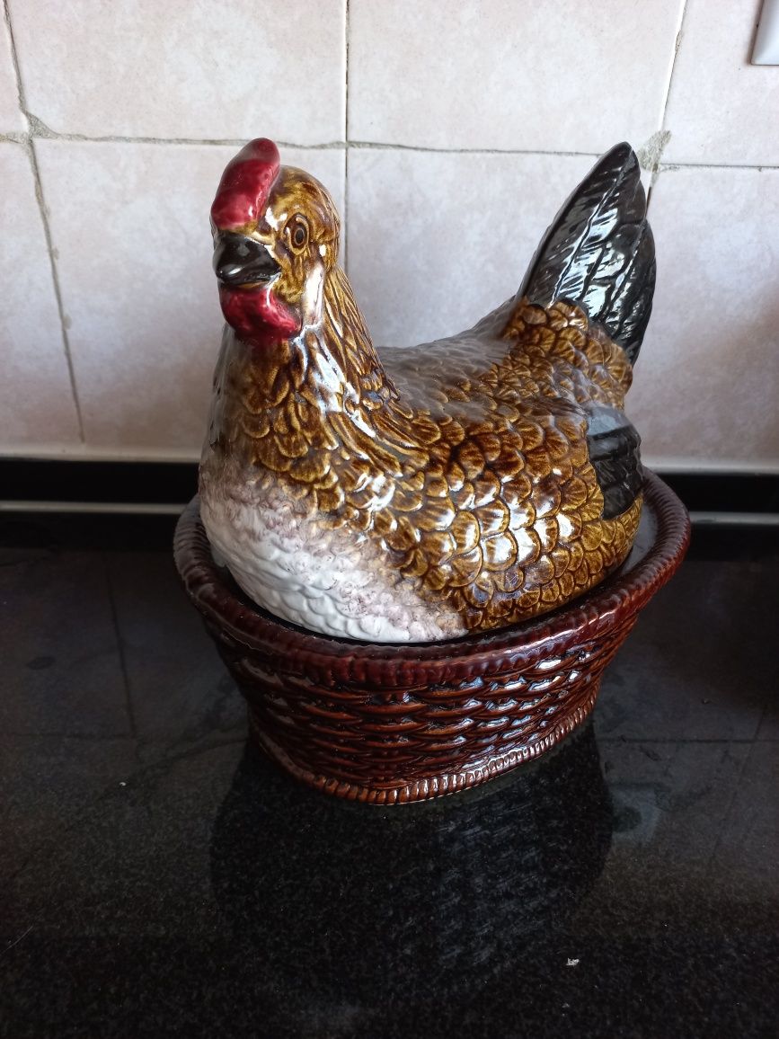 Galinha de decoração para colocar os ovos