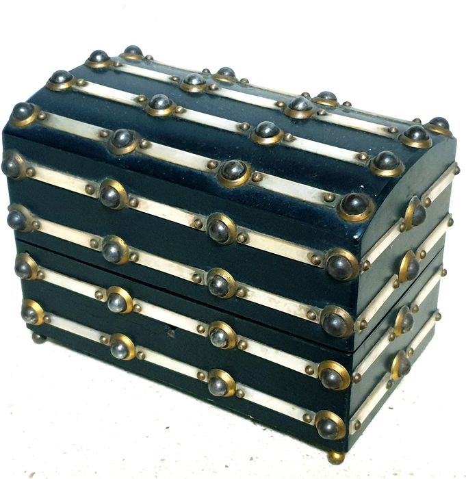 Maravilhoso antigo estojo com frascos de perfumes franceses