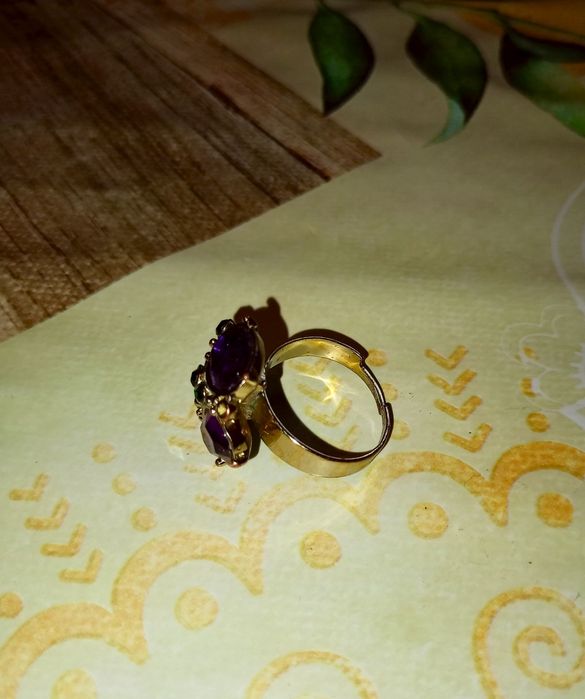 Pierścionek regulowany biżuteria sztuczna złoty fioletowe oczka ametys