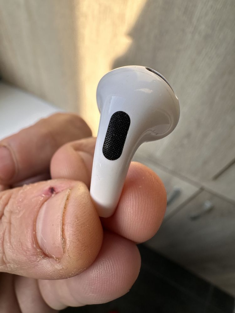 Робочий кейс та лівий навушник AirPods4