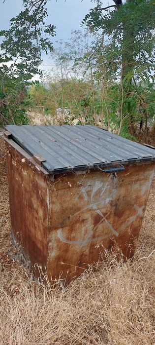 Мусорный бак с крышкой