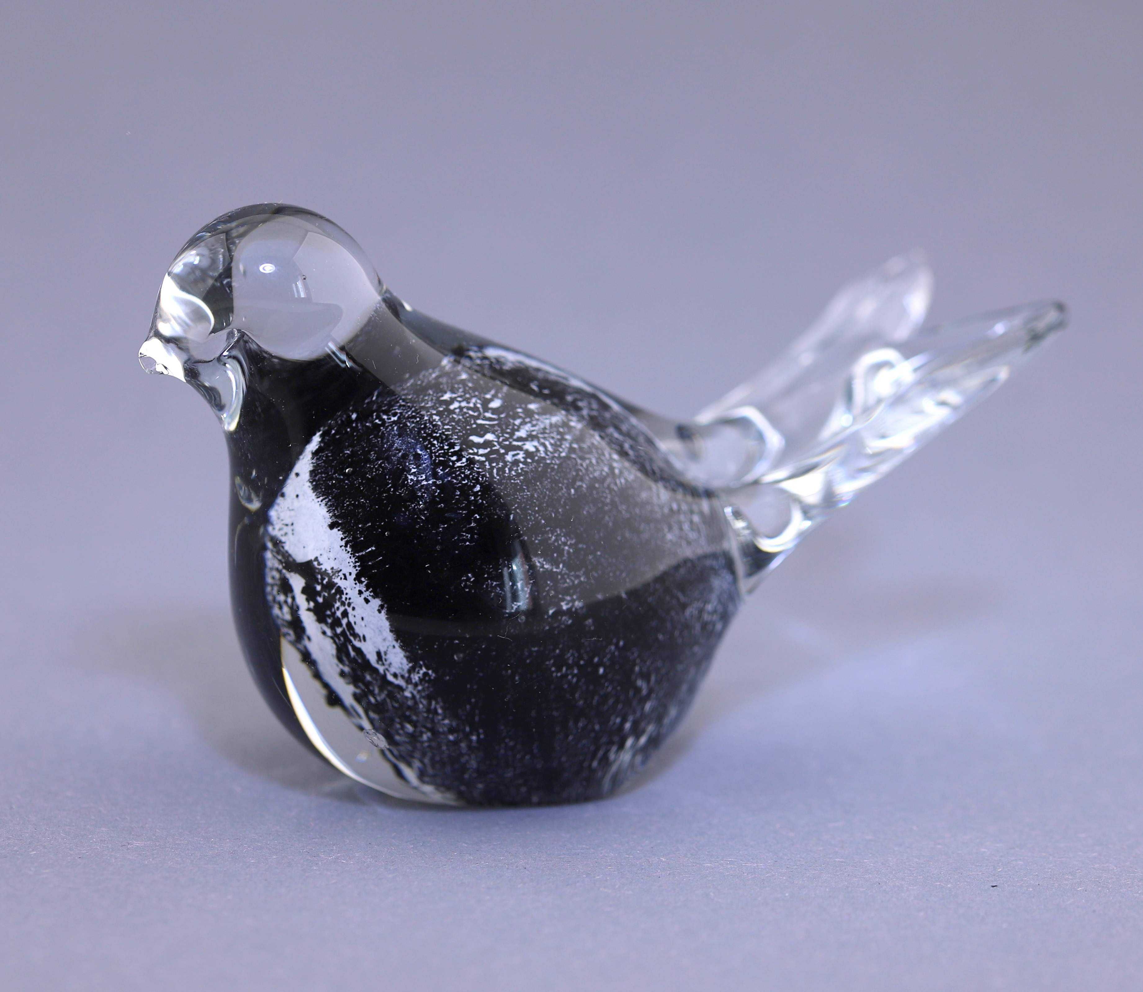 Szklany ptak czarno biały przycisk do papieru figurka artystyczna