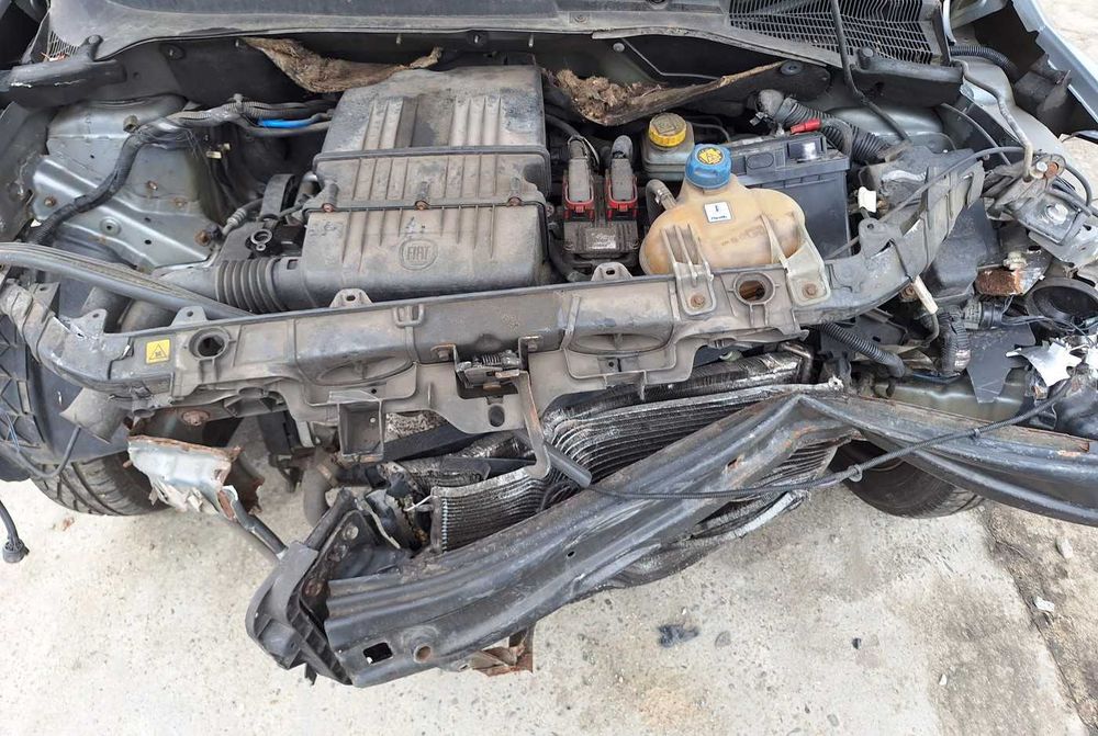 2010 Fiat Grande Punto 1.4 8V 350A1000 78 KM Silnik Skrzynia części