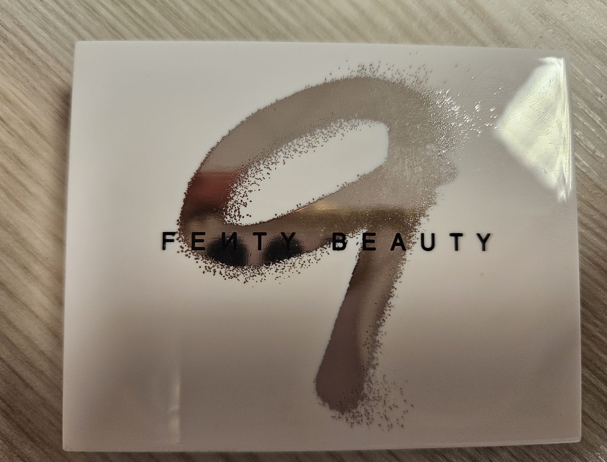 Fenty Beauty paletka cieni do powiek Rihanna