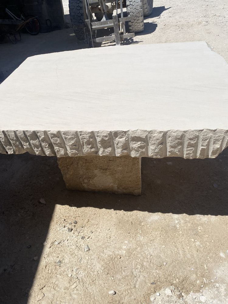 Mesa em pedra natural