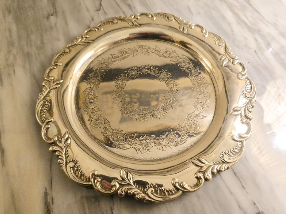 Salva em prata portuguesa águia asa aberta, centro cinzelado.