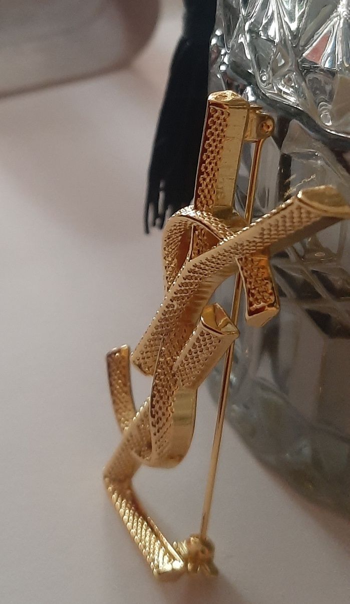 Złota broszka ysl model skóra węża. Wybity napis Cudo lv cc