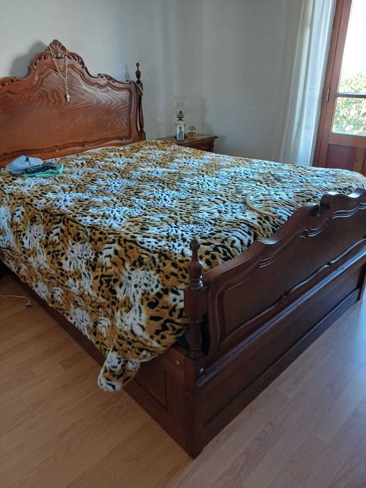 Mobília de quarto de casal com gavetões