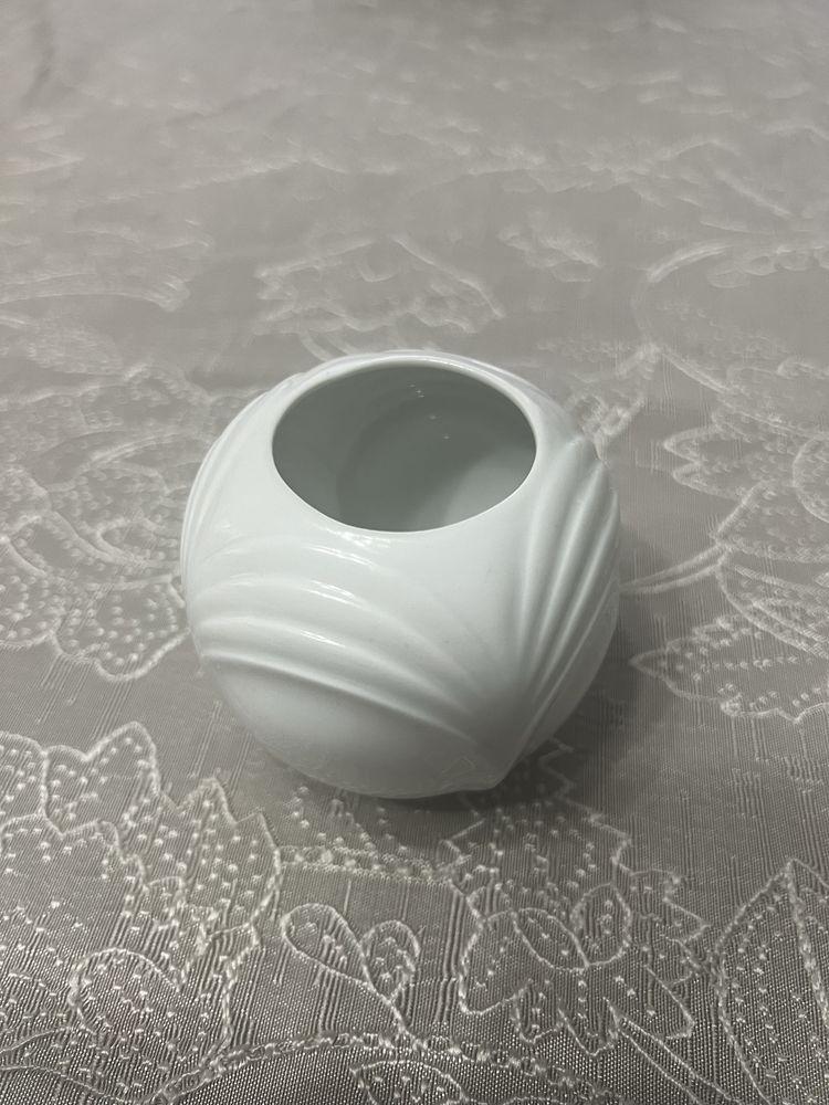 Wazonik porcelanowy