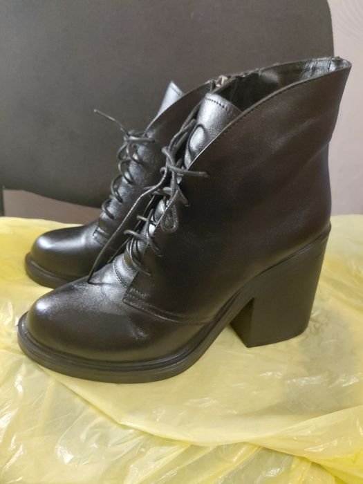 Чорні шкіряні черевики, 38 розмір
