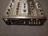 Traktor Z2 mixer dj ibrido com dvs