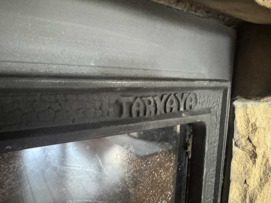 Kominek Tarnawa wraz z obudową z piaskowca do demontażu, ok. Wieliczka