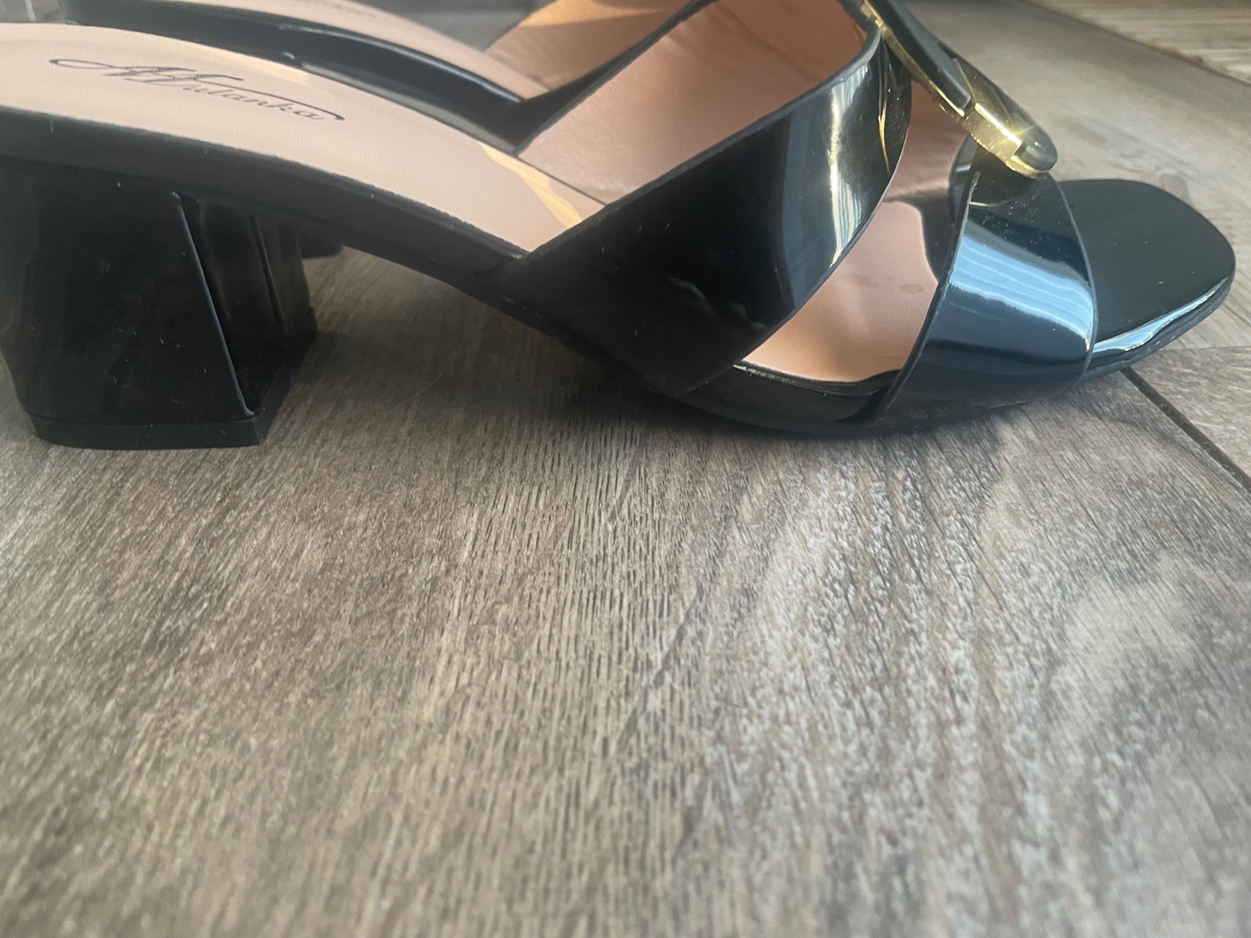 Klapki lakierowane r.38 Nowe