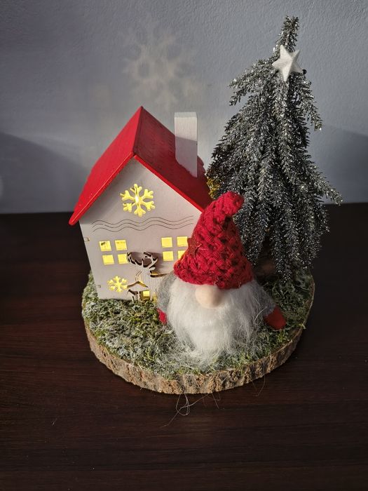 Ozdoba świąteczna świecący domek z choinką i krasnalem.