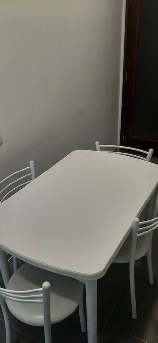 Mesa extensível com 4 cadeiras