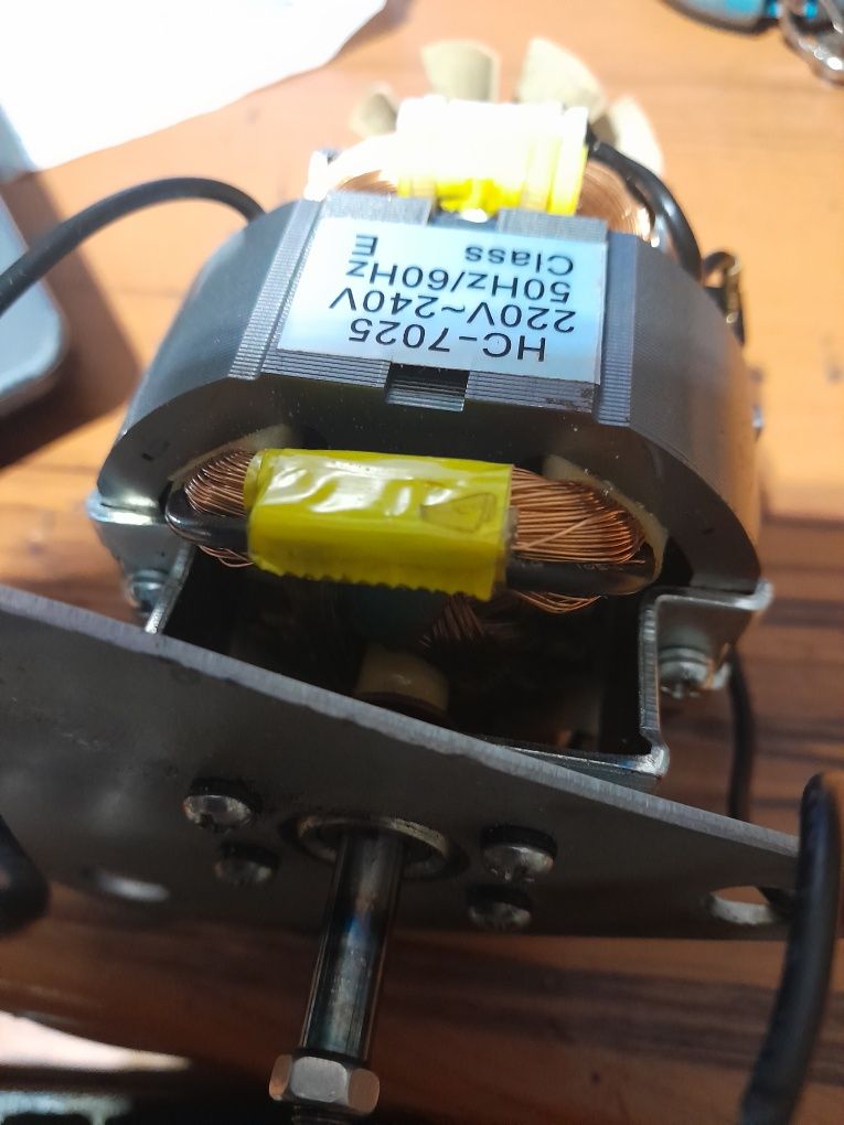 электродвигатель орыгинал  кухонных комбайнов соковыжималок блендеров