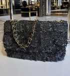 Bolsa preta média com tira colo dourado