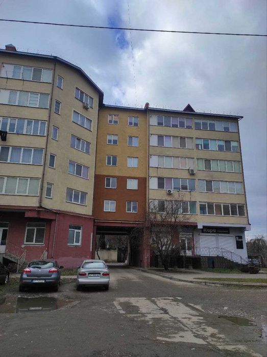 Продається 3 км.кв. з чорновим ремонтом біля парку Хоткевича