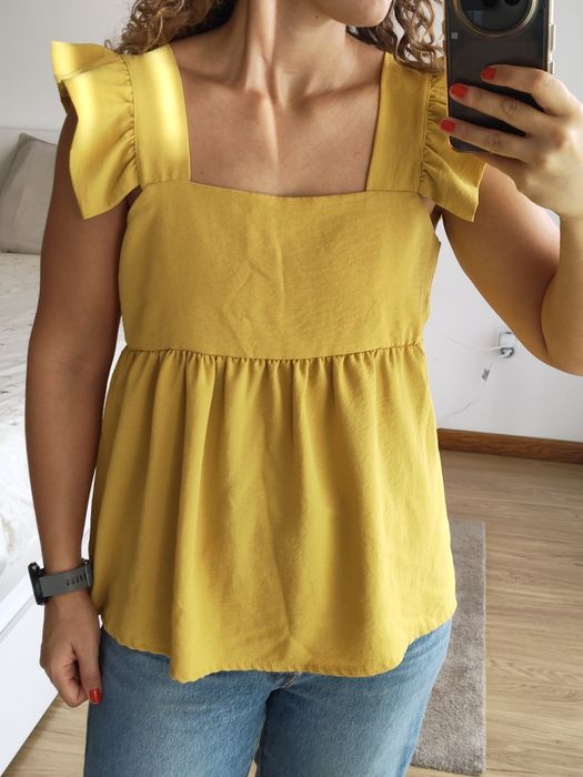 Camisola amarela com folhos